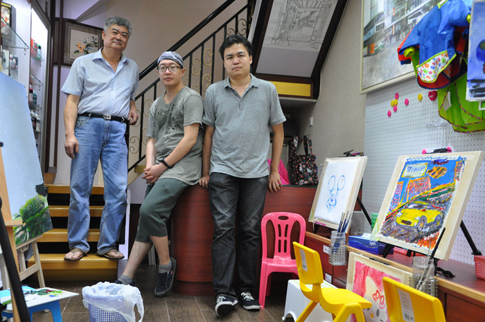 和香港爱艺原创画廊的总负责人丁汉钦先生及画廊签约画家David合影_副本.jpg