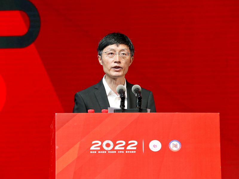 四川师范大学党委常委、副校长何诣然.jpg